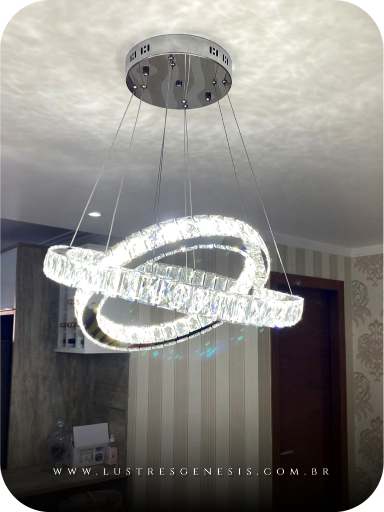Lustre pendente de cristal com design de aliança dupla em ambiente interno. Lustres Gênesis loja online de Lustres e Iluminação Decorativa